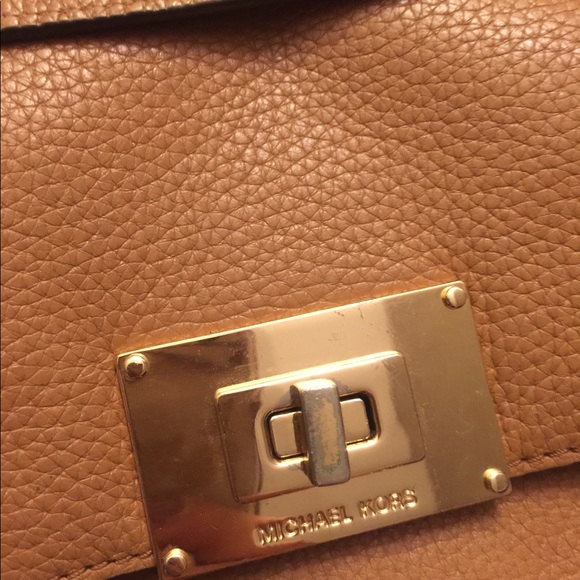 MICHAEL KORS CROSSBODY PURSE - Picture 3 of 3